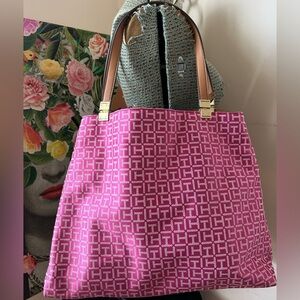 NEW WITHOUT TAGS SIGNATURE TOMMY HILFIGER BAG. SPACIOUS, LEATHER STRAPS